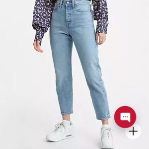 Light blue Levi’s wedgie jean